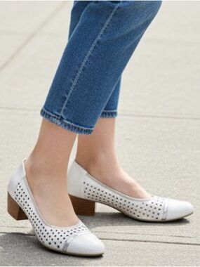 Vintage White Leather Low Heel Perforated Round Toe Dress Pumps Sz 9